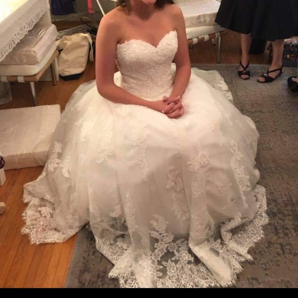 EUC WEDDING DRESS WITH POCKETS - Picture 6 of 9